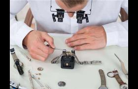 表壳受损，亨利慕时腕表修复指南：深度解析解决之道